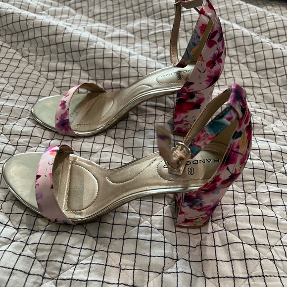 Bandolino Pink Floral Armory Sandals, Sz 7.5 - Picture 2 of 5